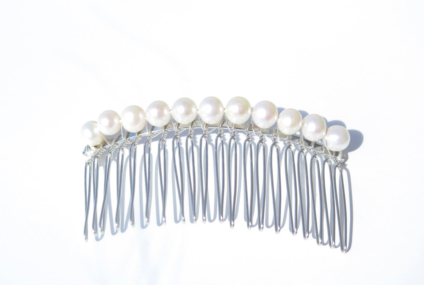 This pearl jewelry is a work of art and each pearl is hand-picked and matched in Guelph, Ontario, Canada. This elegant pearl comb is an ideal gift and handmade with 100% cultured freshwater pearls, silver-finish metal and wire which will make it last longer than the glue one. Pearl Size: 7.5-8.5mm, Weight:14.2g.