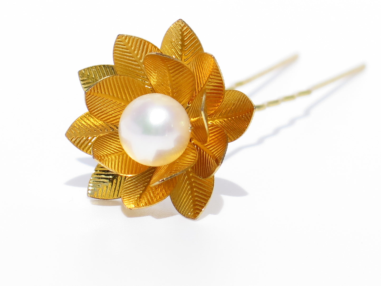 This Pearl Jewelry Hairpin is handmade in our studio, placing the elegant cultured freshwater pearl on gold-finish metal with gold-finish wire which will make the Hairpin last longer than the glue one. 100% Farmed Freshwater Pearl & Gold-Finish Metal. Pearl Size:9.5-10.5 mm.Dimensions:2.8 x 8 cm;Weight: 5 g. Ideal gift.