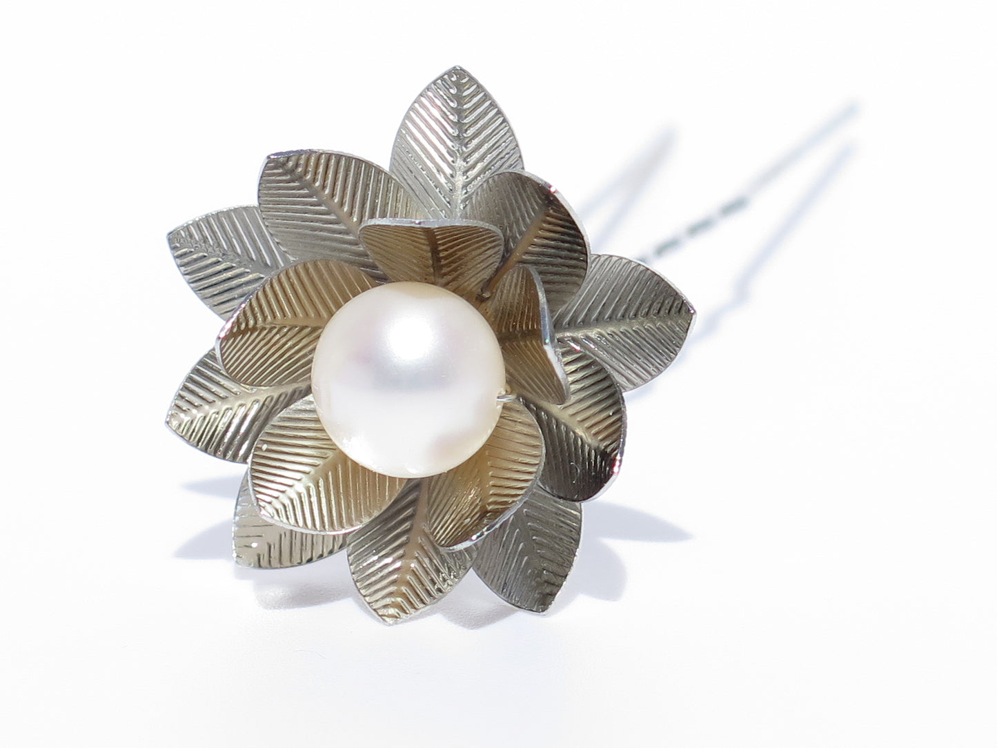 This Pearl Jewelry Hairpin is handmade in our studio, placing the elegant cultured freshwater pearl on silver-finish metal with silver finish wire which will make the Hairpin last longer than the glue one.100% Farmed Freshwater Pearl&Silver-finish Metal.Pearl Size:9.5-10.5 mm.Dimensions:2.8 x 8 cm;Weight:5 g.Ideal gift.