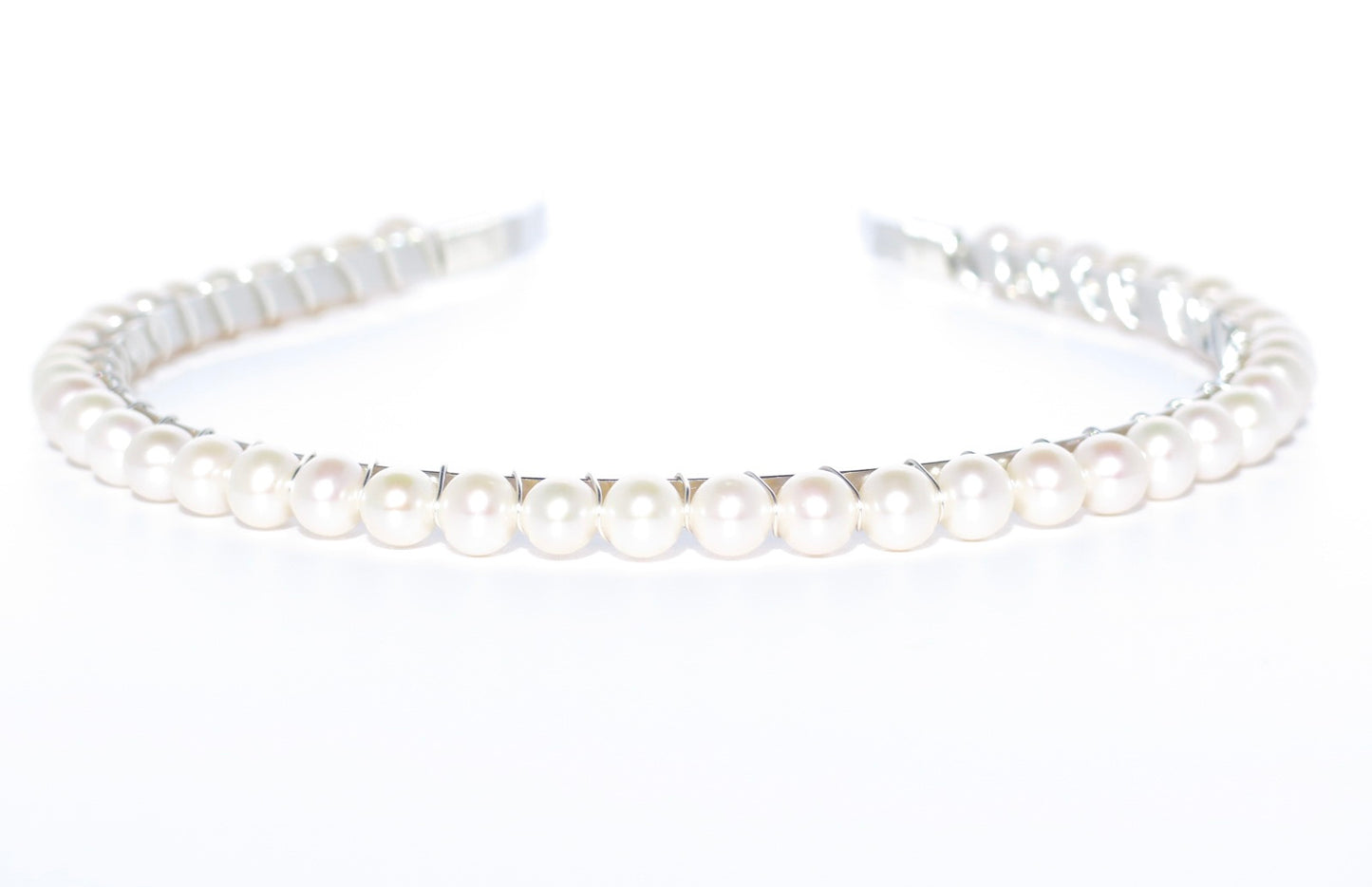 This pearl jewelry is a work of art and each pearl is hand-picked and matched in Guelph, Ontario, Canada. This gorgeous pearl headband is an ideal gift and handmade with 100% cultured freshwater pearls, silver-finish metal and wire which will make it last longer than the glue one. Pearl Size: 7.5-8.5mm, Weight:45.8g.