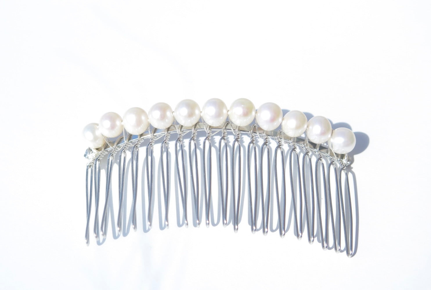 This pearl jewelry is a work of art and each pearl is hand-picked and matched in Guelph, Ontario, Canada. This elegant pearl comb is an ideal gift and handmade with 100% cultured freshwater pearls, silver-finish metal and wire which will make it last longer than the glue one. Pearl Size: 7.5-8.5mm, Weight:14.2g.