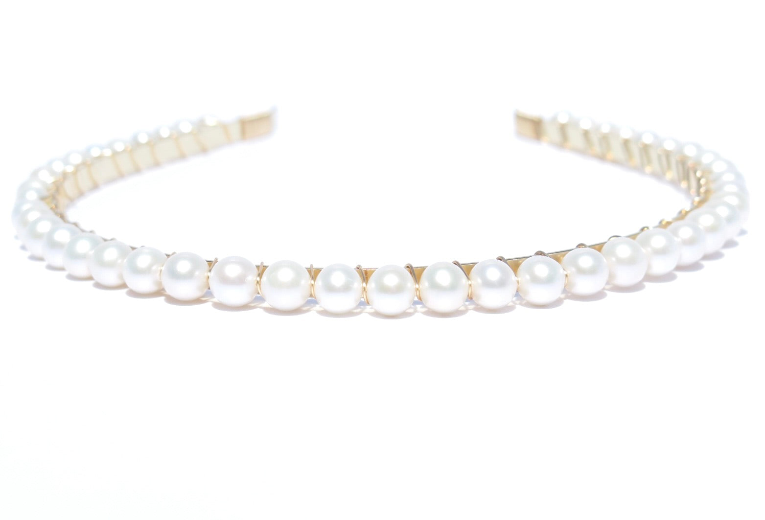 This pearl jewelry is a work of art and each pearl is hand-picked and matched in Guelph, Ontario, Canada. This gorgeous pearl headband is an ideal gift and handmade with 100% cultured freshwater pearls, gold-finish metal and wire which will make it last longer than the glue one. Pearl Size: 7.5-8.5mm, Weight:45.8g.