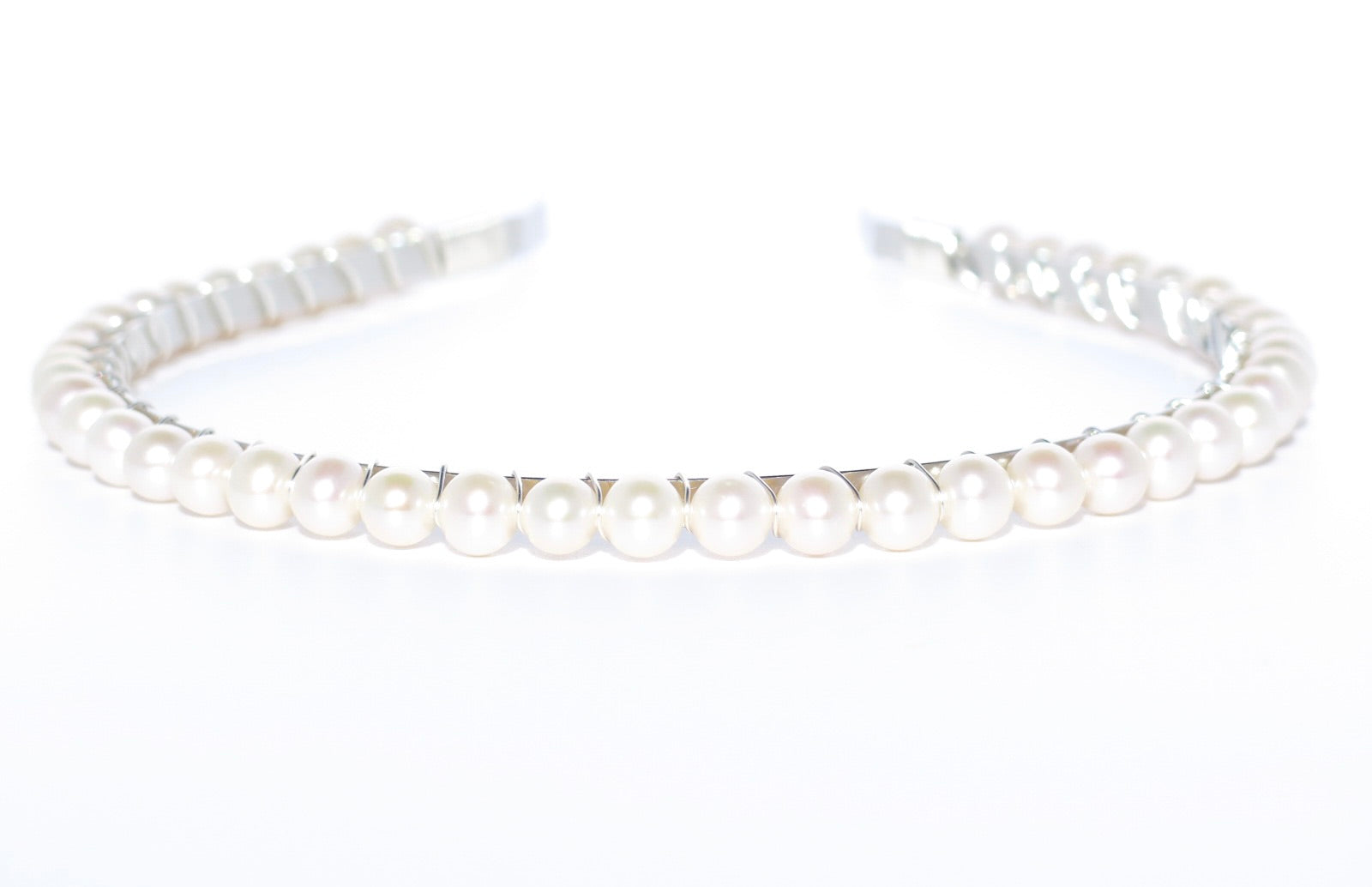 This pearl jewelry is a work of art and each pearl is hand-picked and matched in Guelph, Ontario, Canada. This gorgeous pearl headband is an ideal gift and handmade with 100% cultured freshwater pearls, silver-finish metal and wire which will make it last longer than the glue one. Pearl Size: 7.5-8.5mm, Weight:45.8g.